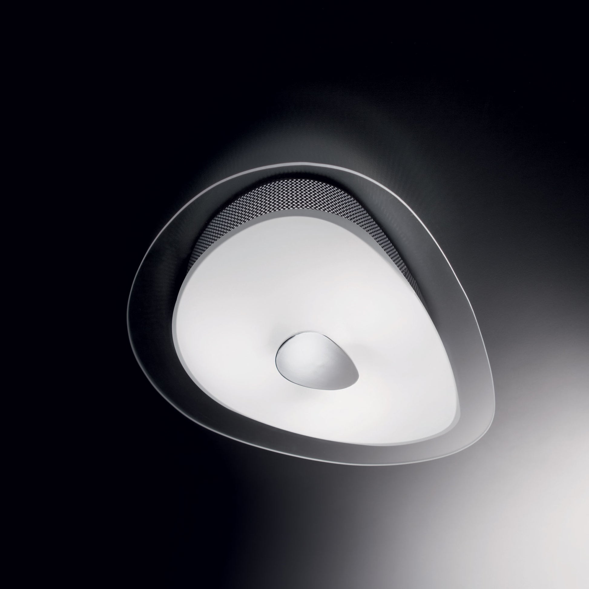 Aplica de perete design sculptural vazuta din unghi, difuzor opal cu efect de lumina difuza