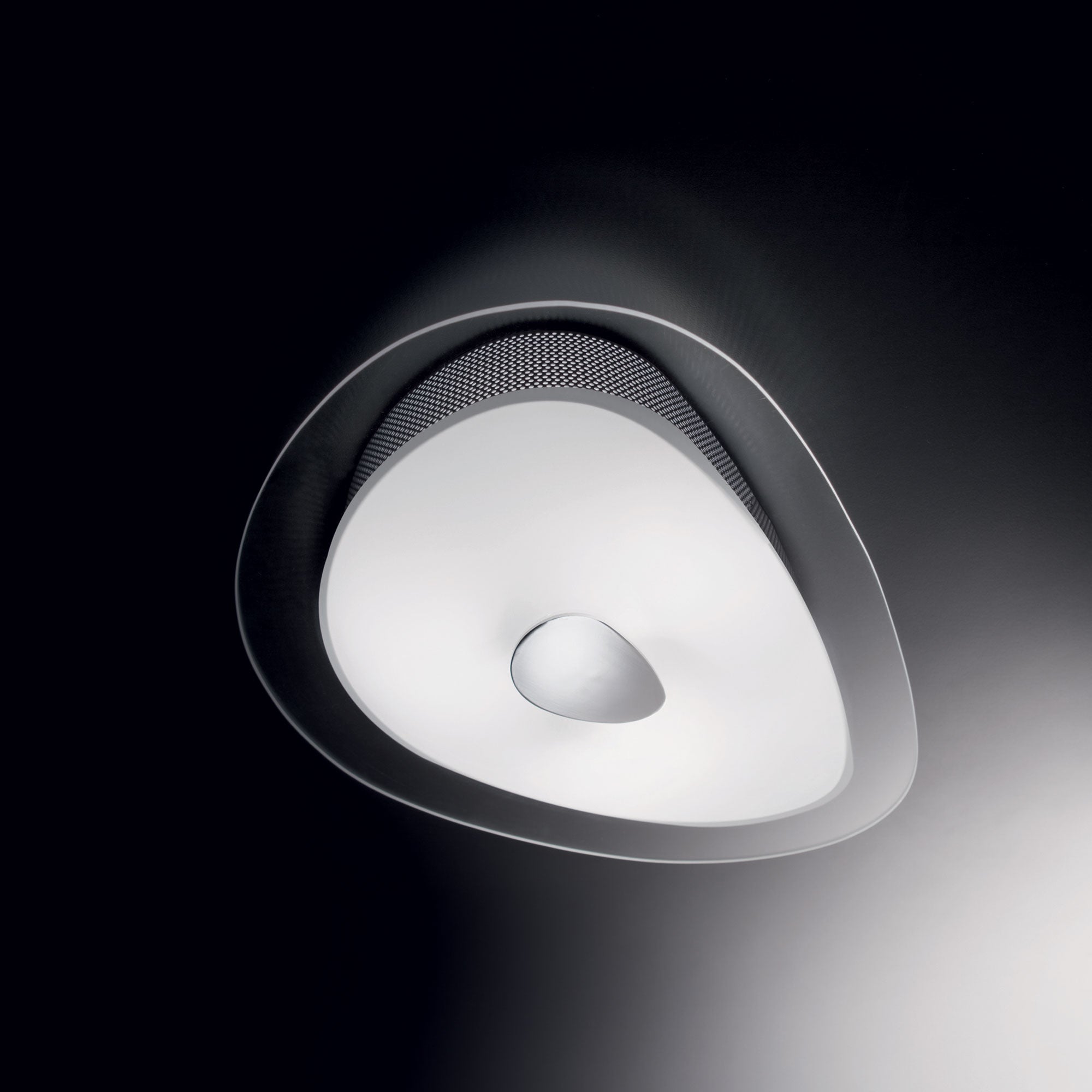 Aplica de perete design sculptural vazuta din unghi, difuzor opal cu efect de lumina difuza