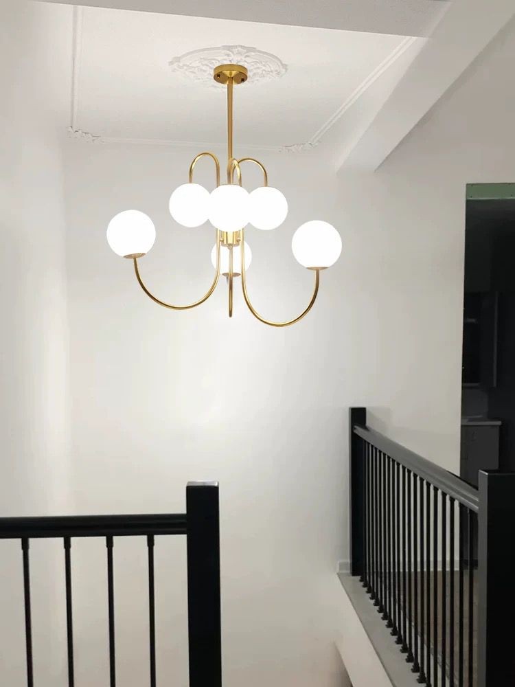 Lustra suspendata aurie cu 6 globuri sticla alba, brate curbate, montaj tavan, E27, diametru 720mm