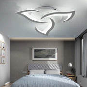 Plafoniera LED 54W 3000lm cu telecomanda WiFi, design petal acrilic alb, montaj tavan dormitor modern