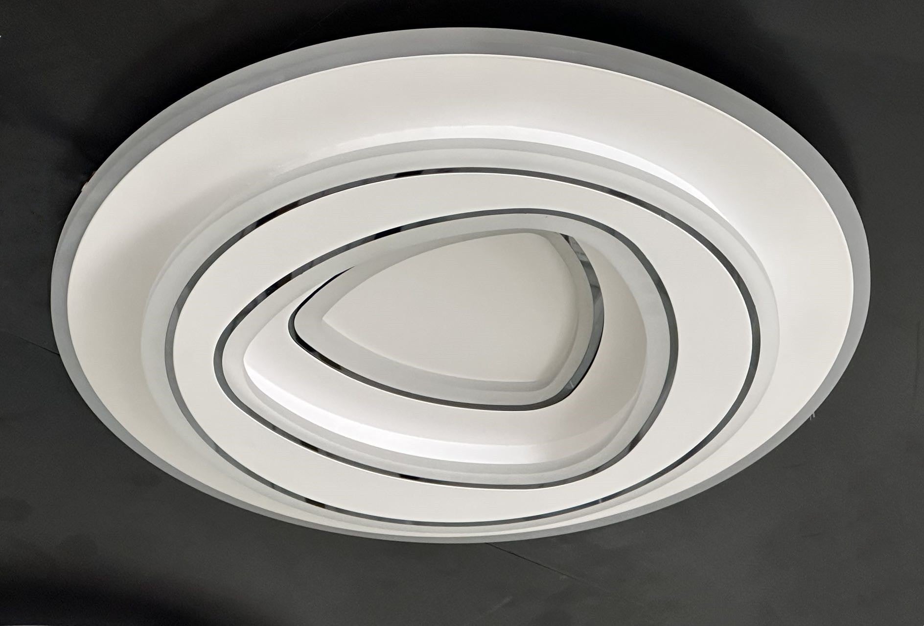 Plafoniera LED rotunda cu design stratificat concentric, difuzor acrilic mat, vedere de aproape