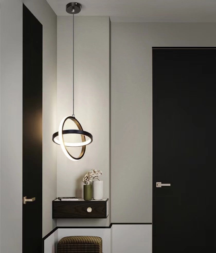 Lustra LED cu inele suspendata aprins, montata in hol modern cu mobilier inchis la culoare