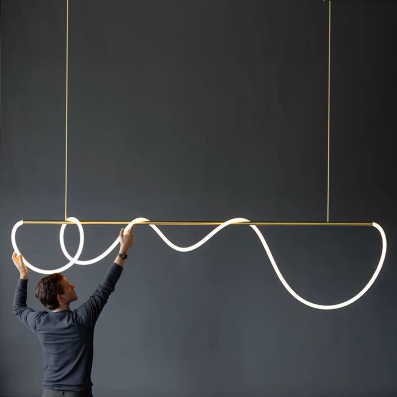 Lustra LED tub flexibil ondulat 150cm, dimensiuni reale ilustrate cu persoana pentru referinta