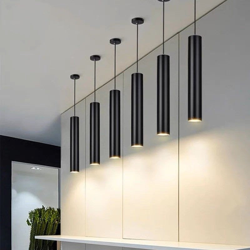 Lustre LED tubulare negre suspendate in sir, montaj pe cablu, ambient modern dining