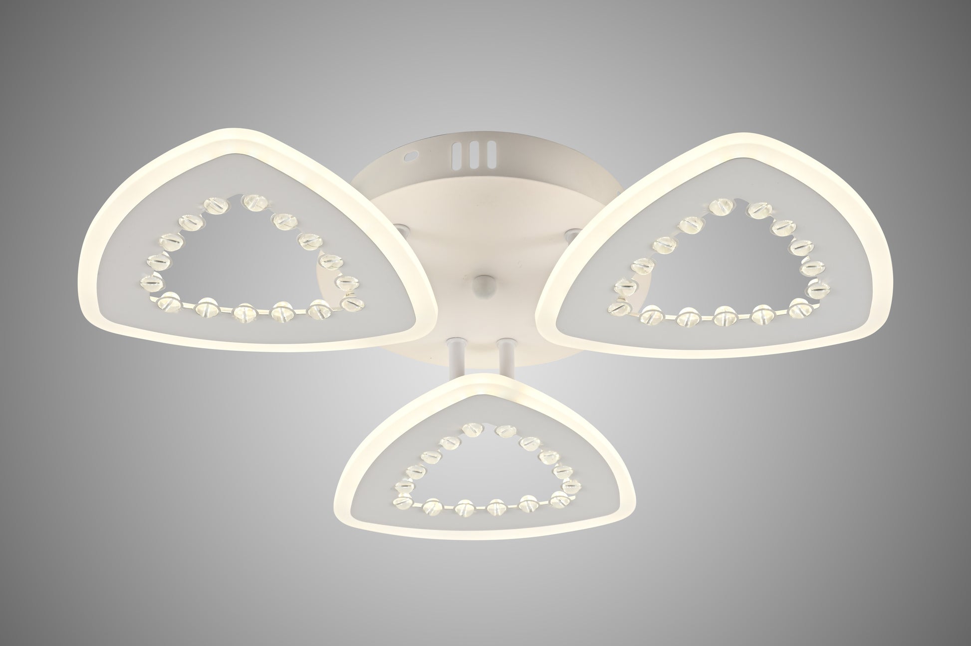 Plafoniera LED cu 3 brate triunghiulare si margele decorative, vedere frontala pe fundal gri, 90W