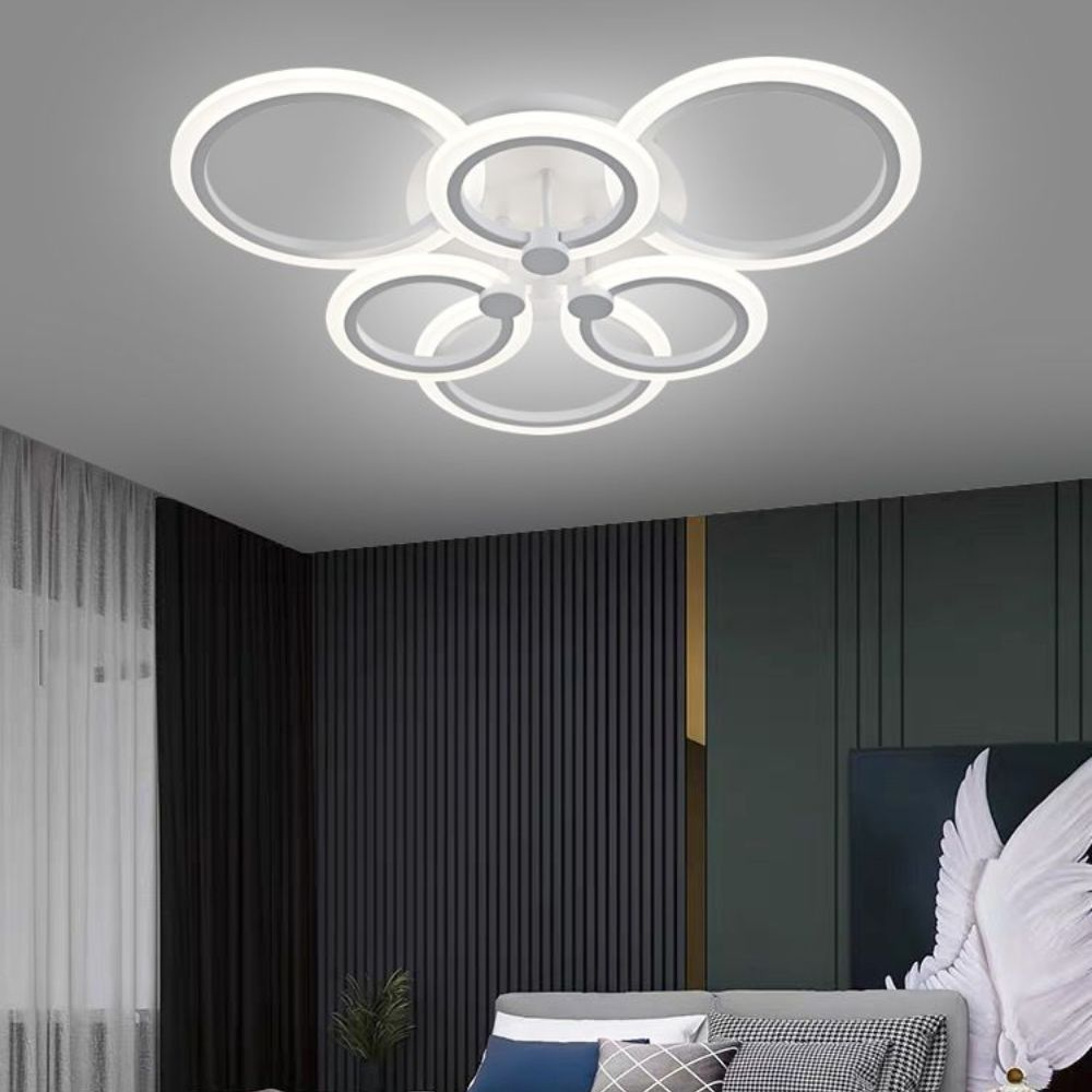 Plafoniera LED cu 6 cercuri montata pe tavan in dormitor modern, iluminare uniforma
