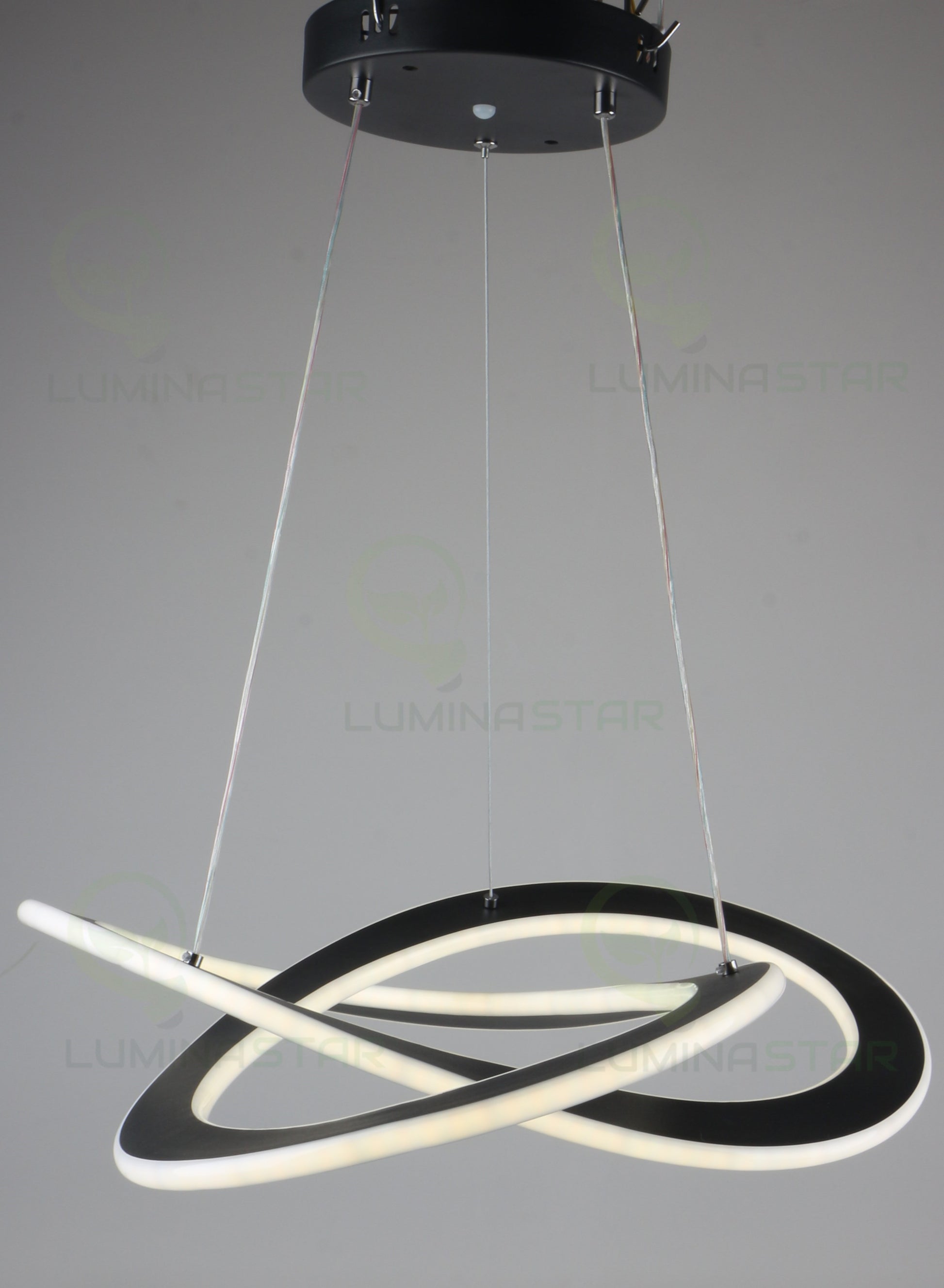 lustra LED cu design sculptural entrelac negru, suspendata pe cabluri din inox, vedere frontala