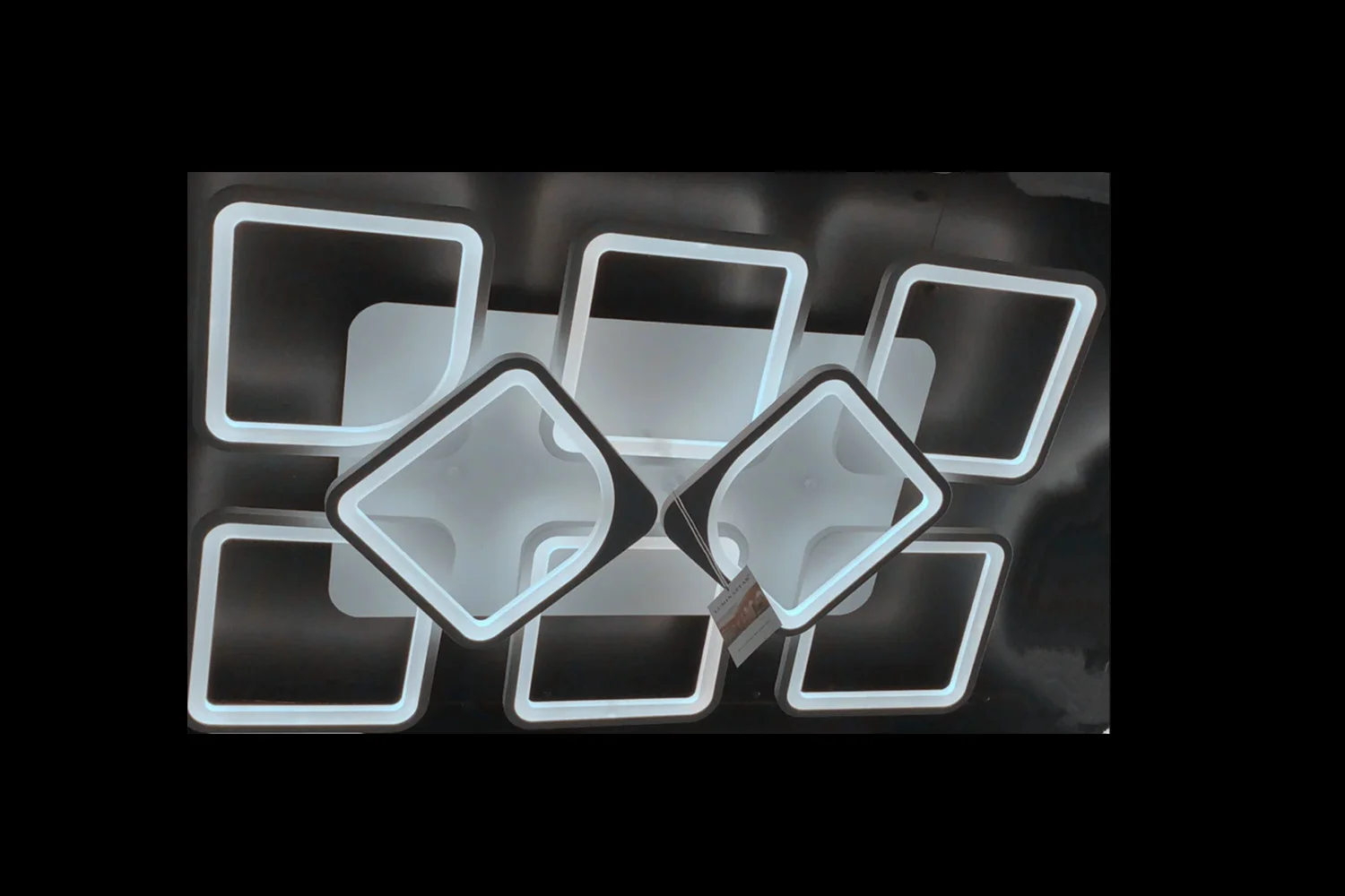 Plafoniera LED cu module patrate acril vazuta de jos, lumina alba rece, fond negru