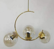 Lustra suspendata cu 3 globuri de sticla semitransparenta, structura metalica aurie, soclu E27, putere maxima 3x60W