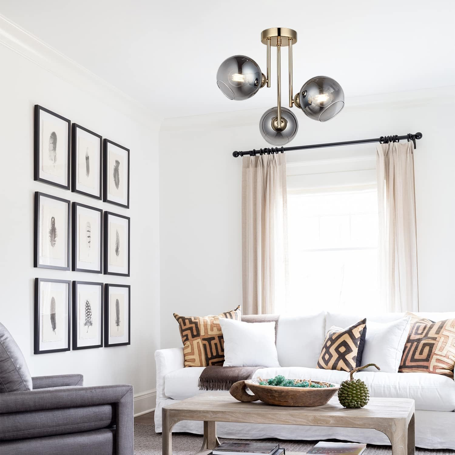 Lustra cu 3 globuri fumurii montata pe tavan in living modern, structura aurie, aspect decorativ mid-century