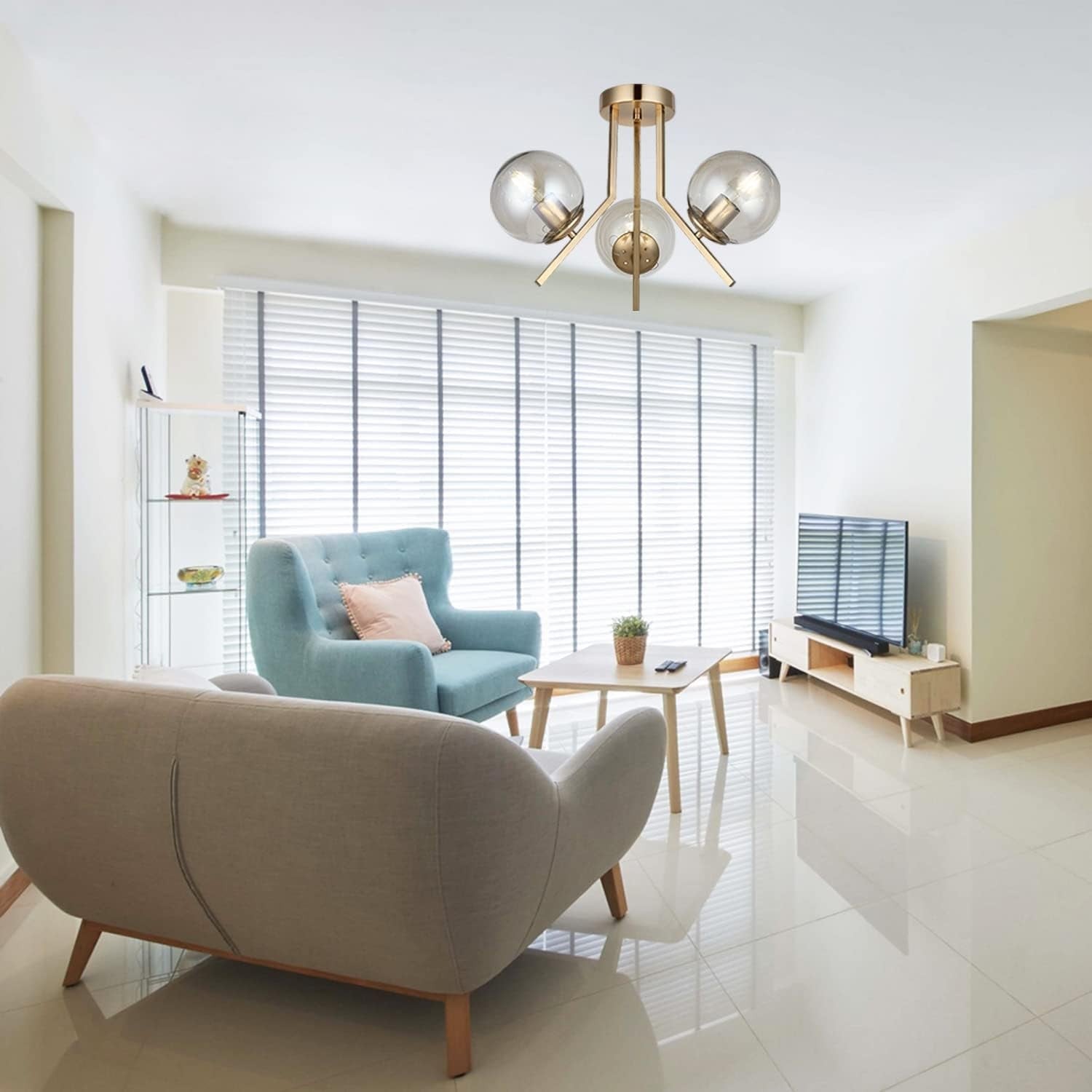 Plafoniera cu 3 globuri sticla in living modern, montaj tavan, finisaj alama