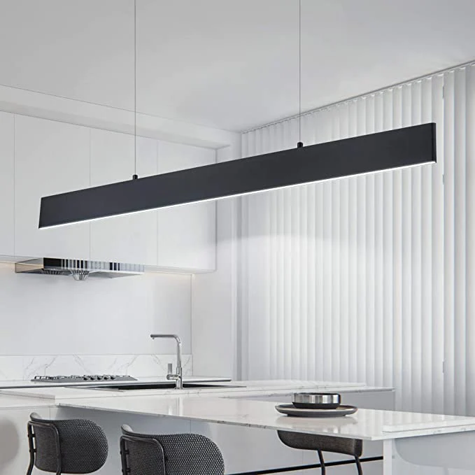 Lustra LED liniara suspendata deasupra blatului de bucatarie, corp negru mat, difuzor acrilic cu lumina uniforma