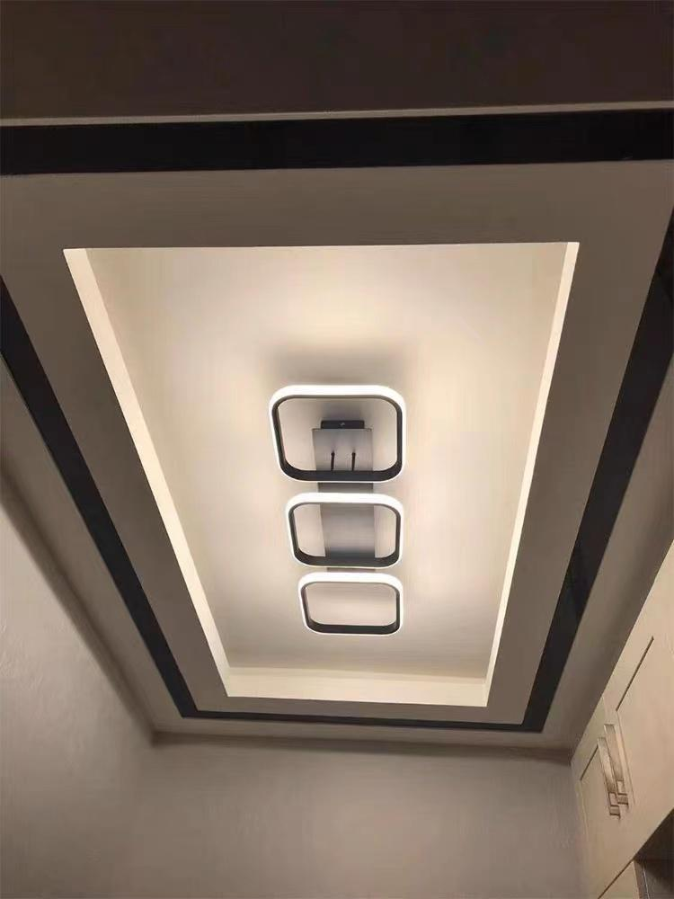 Lustra LED 72W cu 3 patrate negre, lumina reglabila calda/neutra/rece, montata pe tavan modern in hol