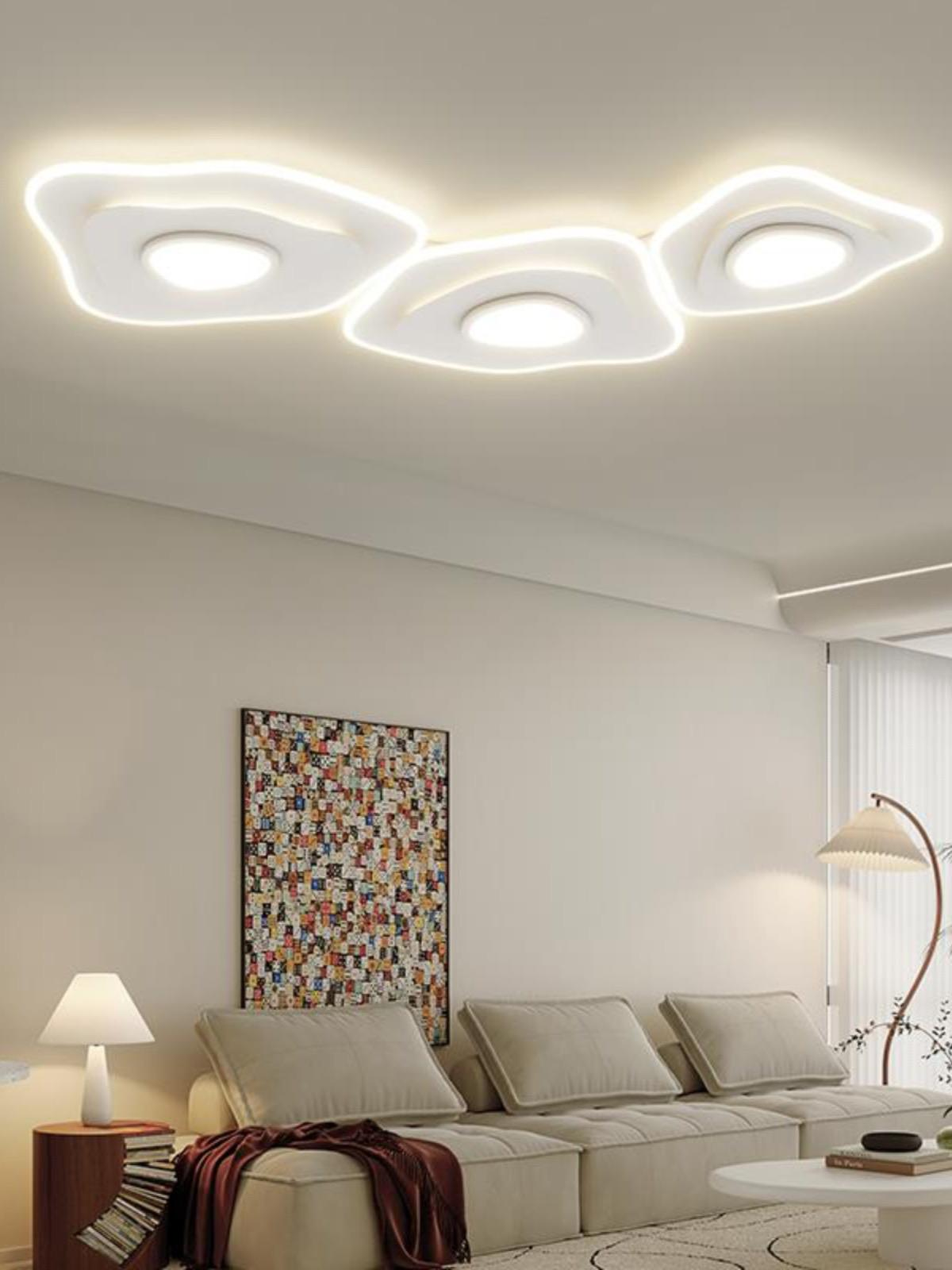 Plafoniera LED design organic montata pe tavan in living, efect ambiental cu halou luminos pe contur