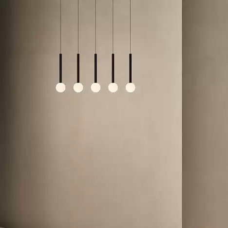 Lustre LED pe cablu negru cu glob opal, grup de 4 unitati in interior minimalist