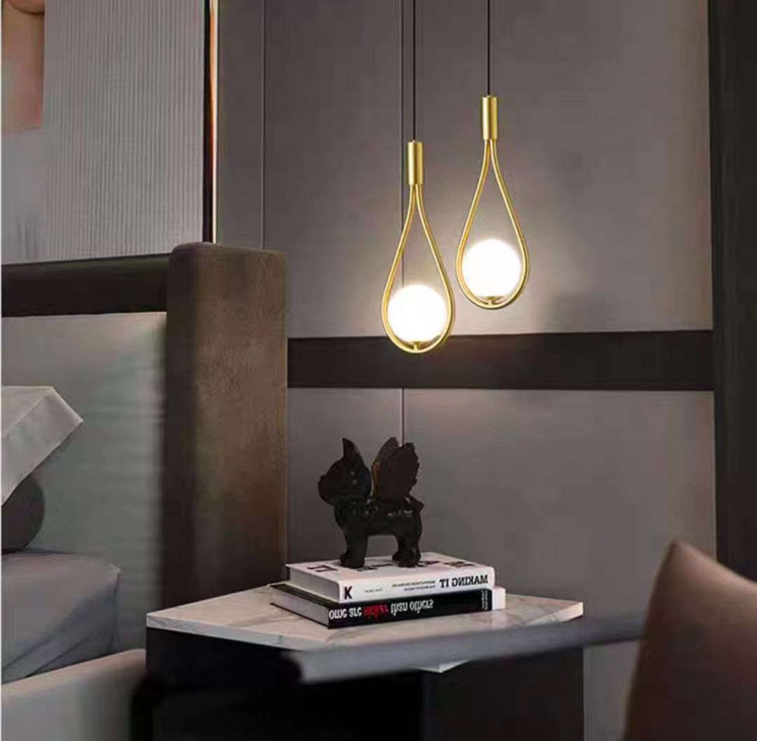 Lustra pe cablu E14 auriu, forma picatura cu glob opal, montaj tavan, 150x150mm, lumina calda pentru dormitor