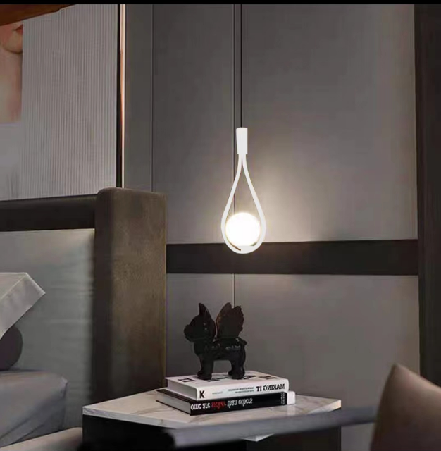 Lustra suspendata pe cablu, design picatura, finisaj alb mat, soclu E14, glob opal, suspendata deasupra noptierei
