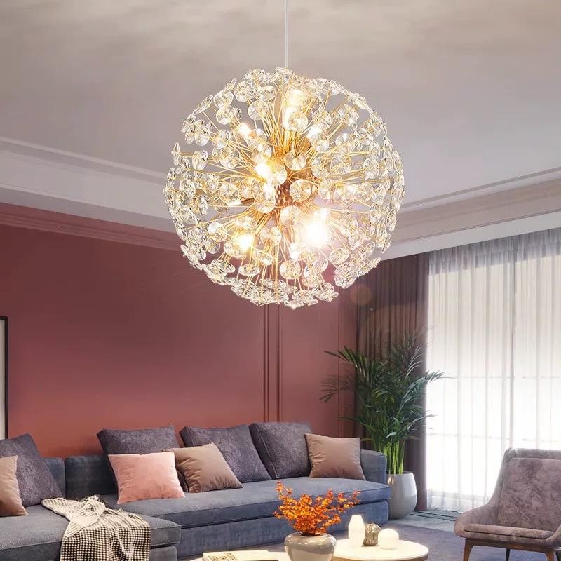 Candelabru glob cristal auriu montat in living, structura sferica cu cristale transparente, diametru 36cm