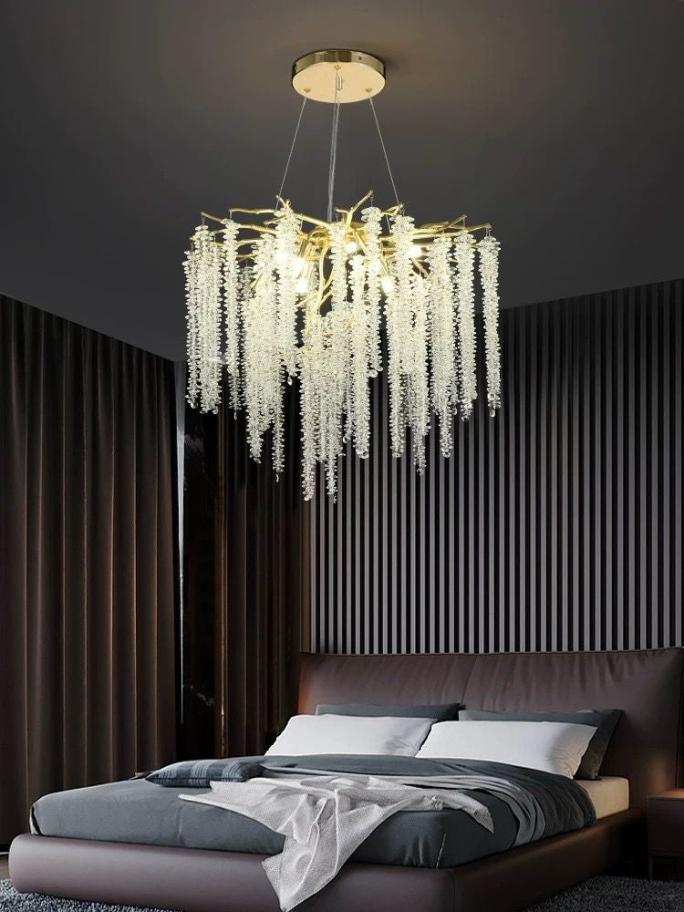Candelabru cristal tip salcie auriu 6xE14, D450mm, montat pe tavan in dormitor elegant
