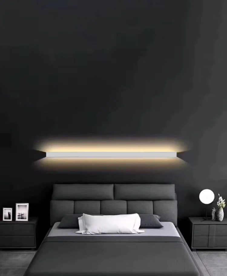 Aplica LED bar 150cm 15W lumina neutra 4000K, montata pe perete deasupra patului intr-un dormitor modern