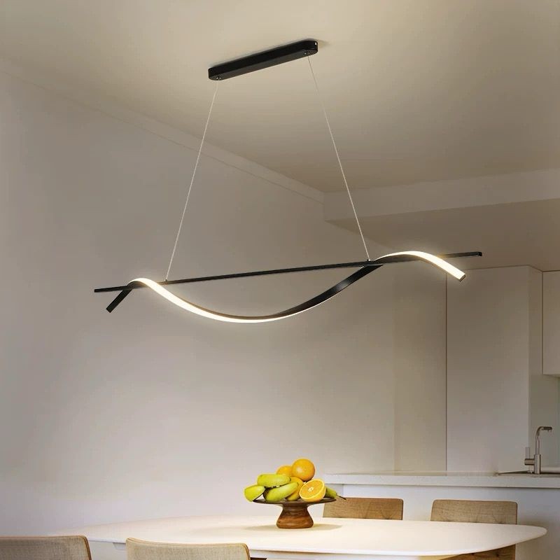 Lustra LED suspendata cu forma ondulata, lumina neutra, deasupra mesei de bucatarie