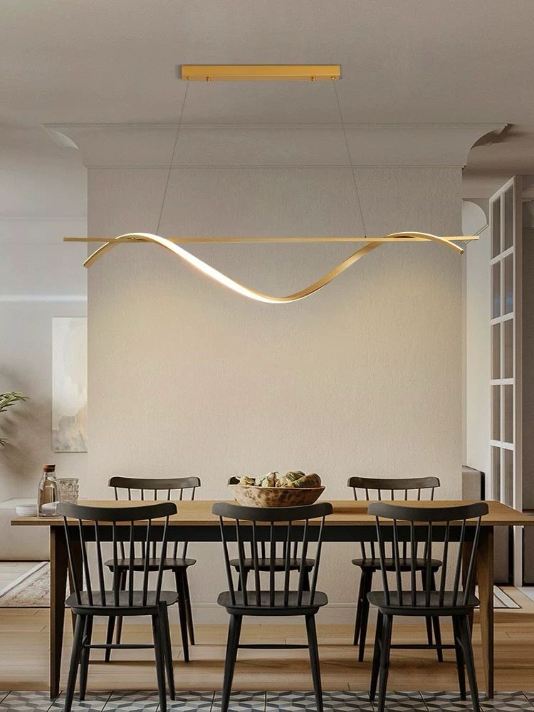 Lustra LED 30W suspendata aurie cu forma ondulata, lumina calda 3000K, deasupra mesei de sufragerie