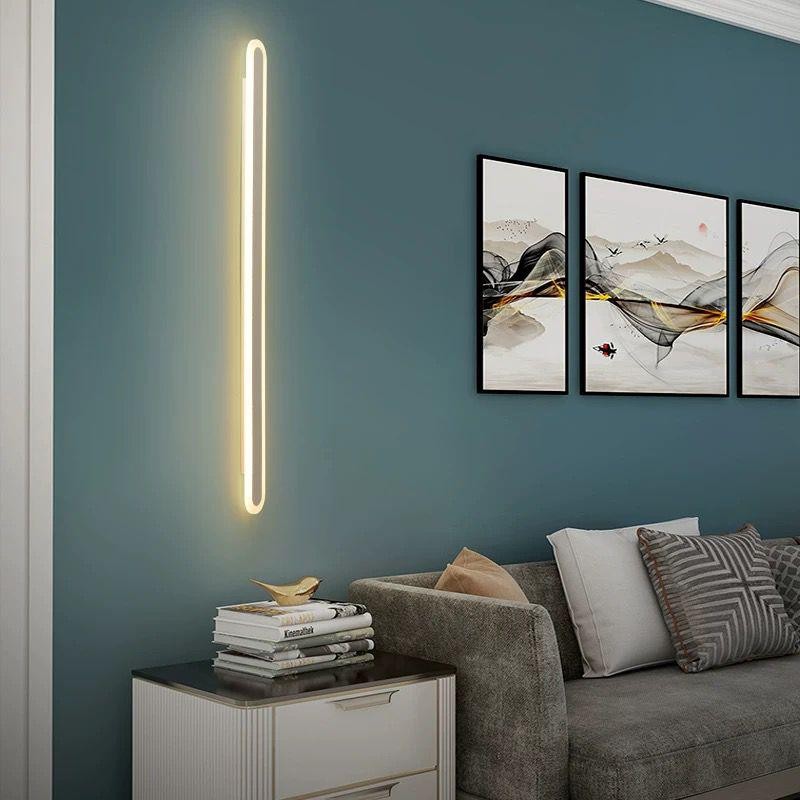 Aplica LED bar verticala pe perete in living, lumina calda ambientala, design minimalist