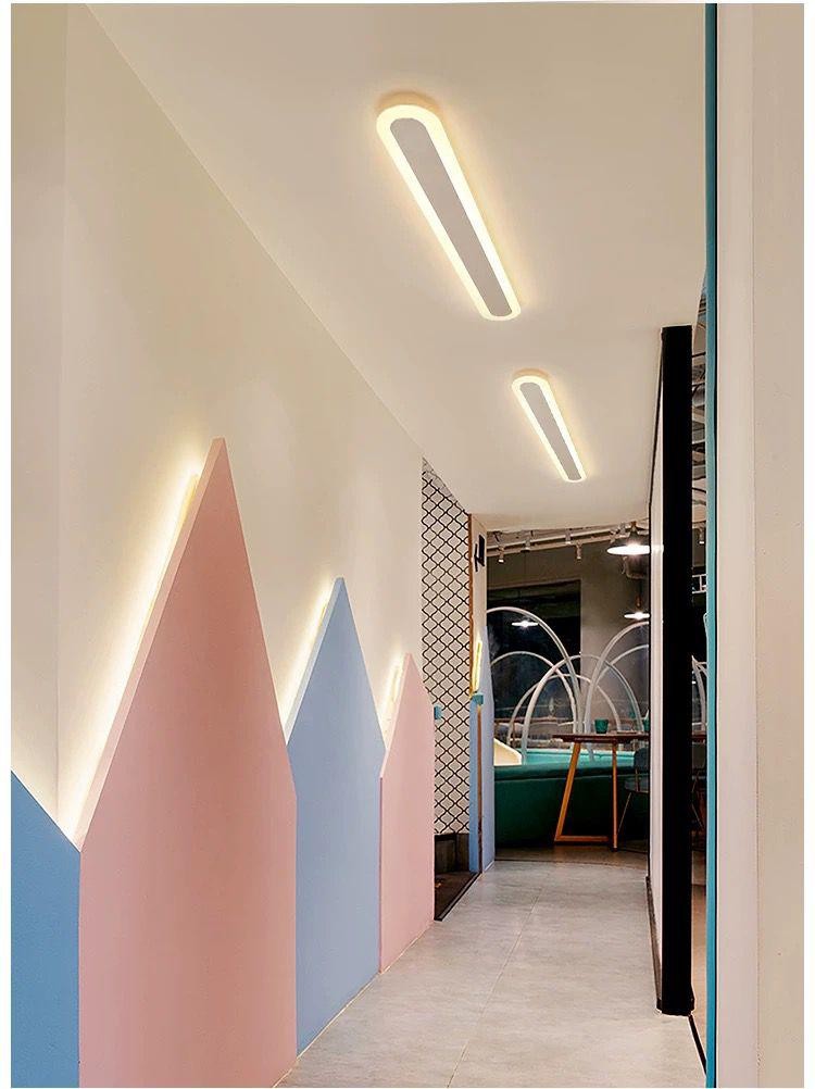 Corp LED bar 80cm montat pe tavan in coridor, iluminat uniform IP20, design minimalist