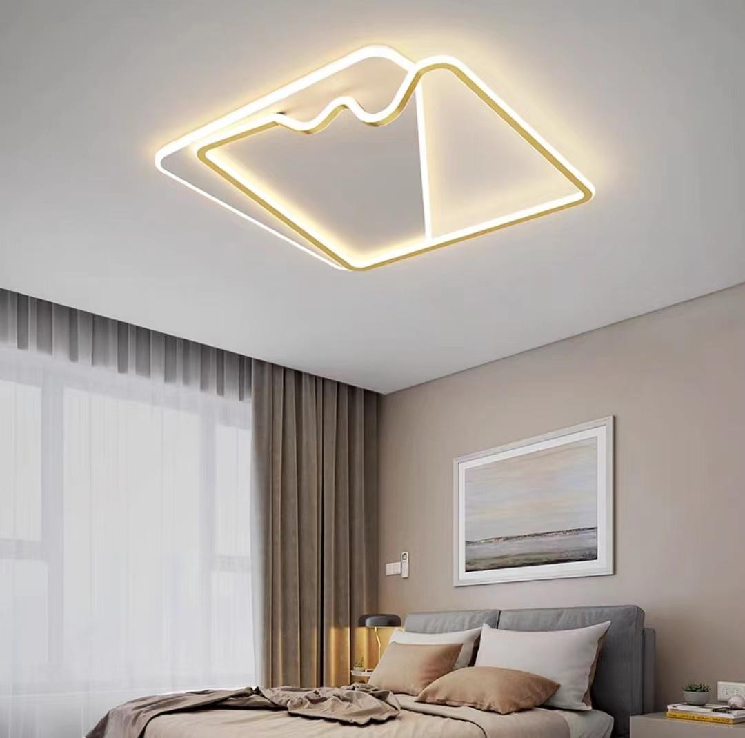 Plafoniera LED 160W 8000lm, design geometric auriu, lumina calda reglabila, montaj tavan dormitor modern