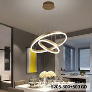 Lustra LED tip inel dublu auriu, suspendata deasupra unei mese de bucatarie, lumina calda uniforma