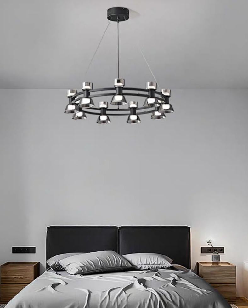 Lustra LED circulara pe doua niveluri suspendata deasupra patului intr-un dormitor modern