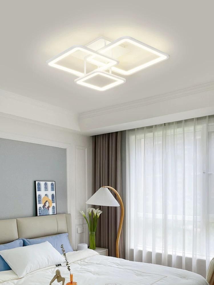 Plafoniera LED aplicata in dormitor modern, iluminare calda uniforma, cadre patrate albe