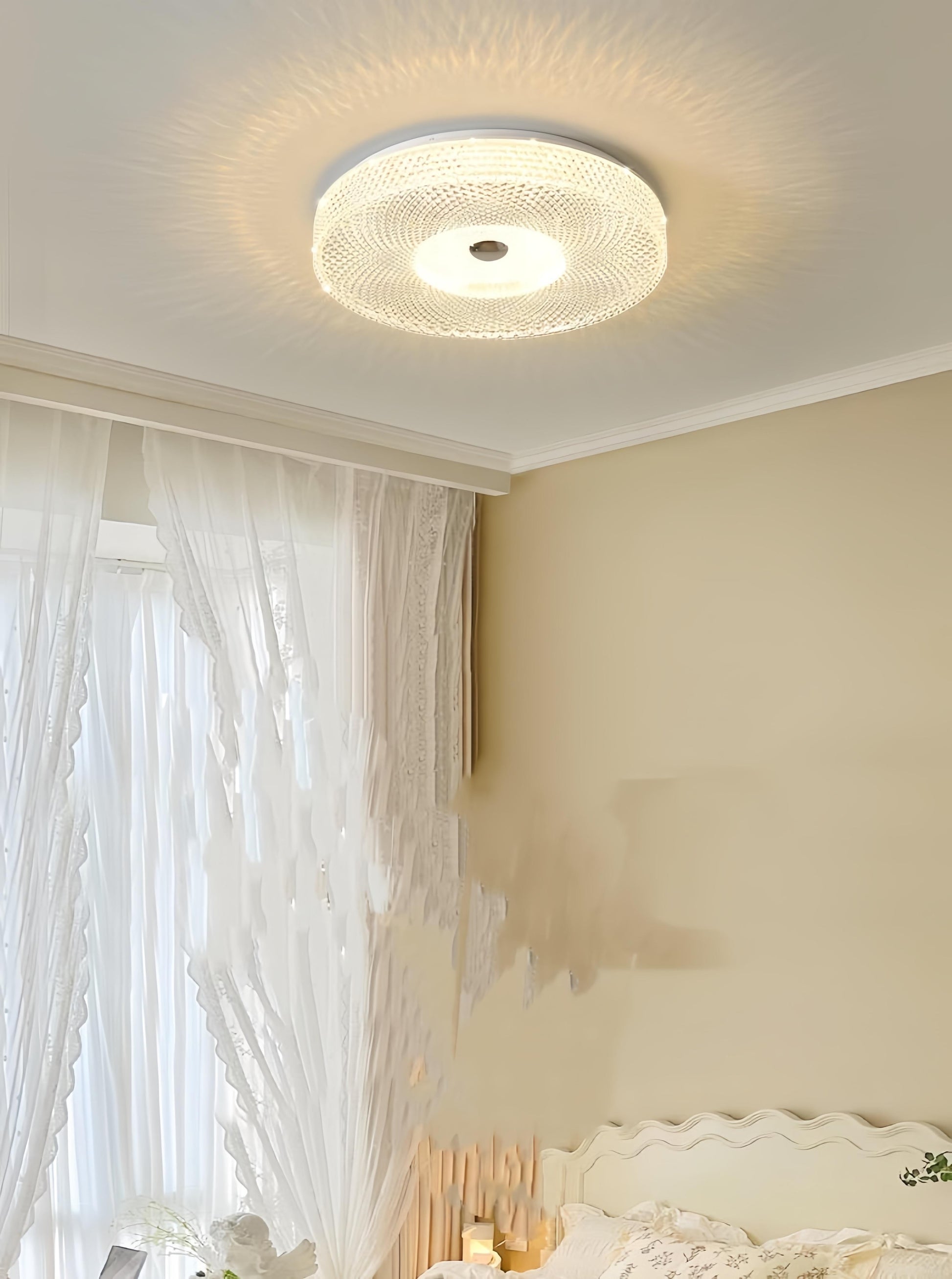Plafoniera LED cristal montata pe tavan in dormitor, proiecteaza model decorativ pe plafon, lumina calda