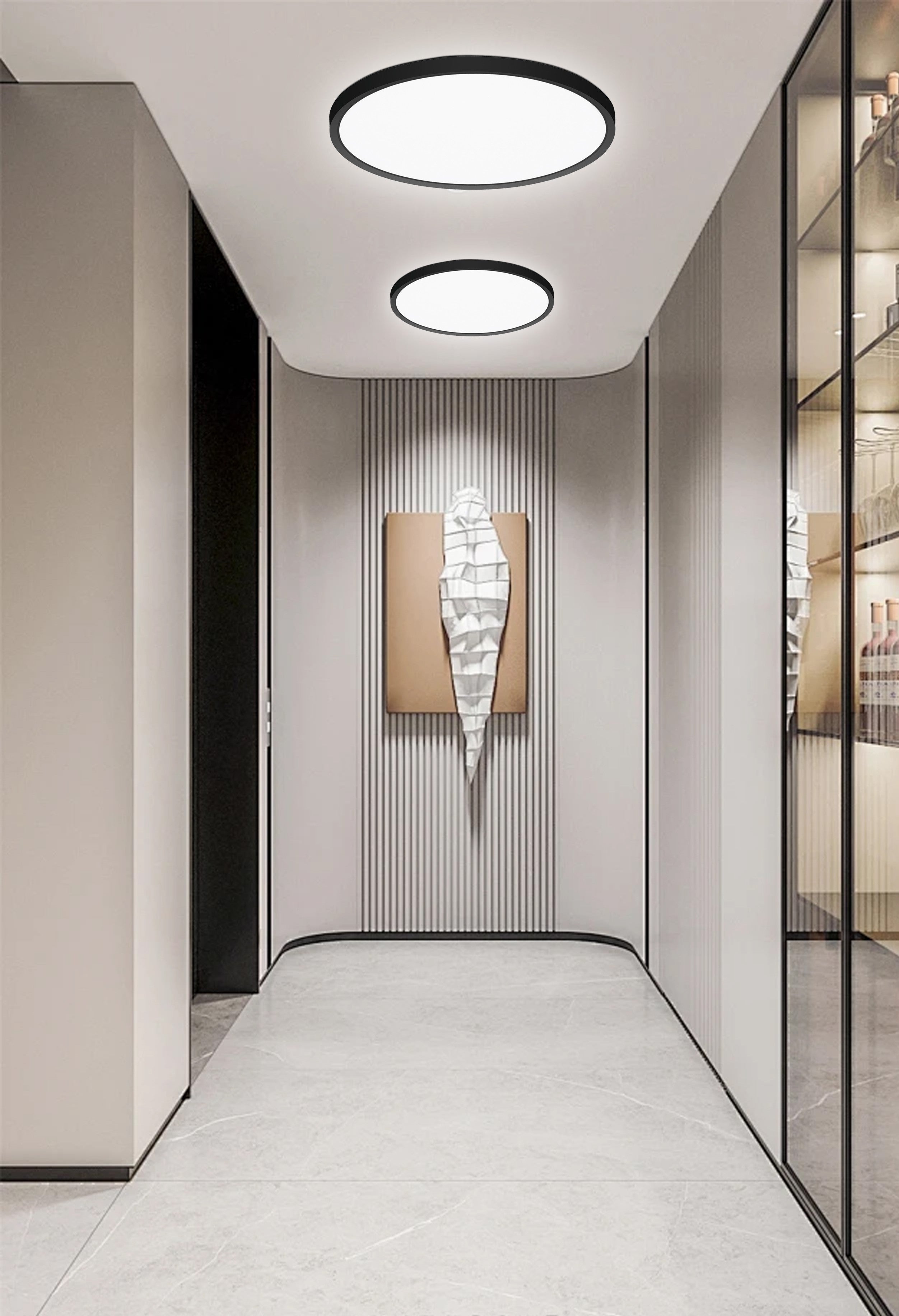 Doua plafoniere LED rotunde cu rama neagra montate pe tavan in coridor luminos si modern