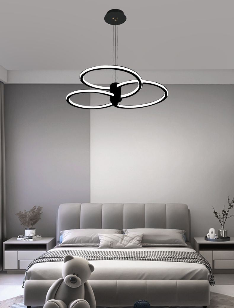 Lustra LED suspendata cu 3 inele negre, 186W 9000 lumeni, montata in dormitor modern