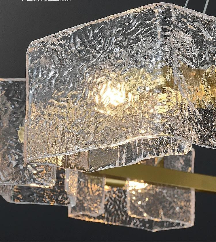 Lustra suspendata cu 8 abajururi cubice din sticla texturata, soclu E14, bara aurie, design modern luxury