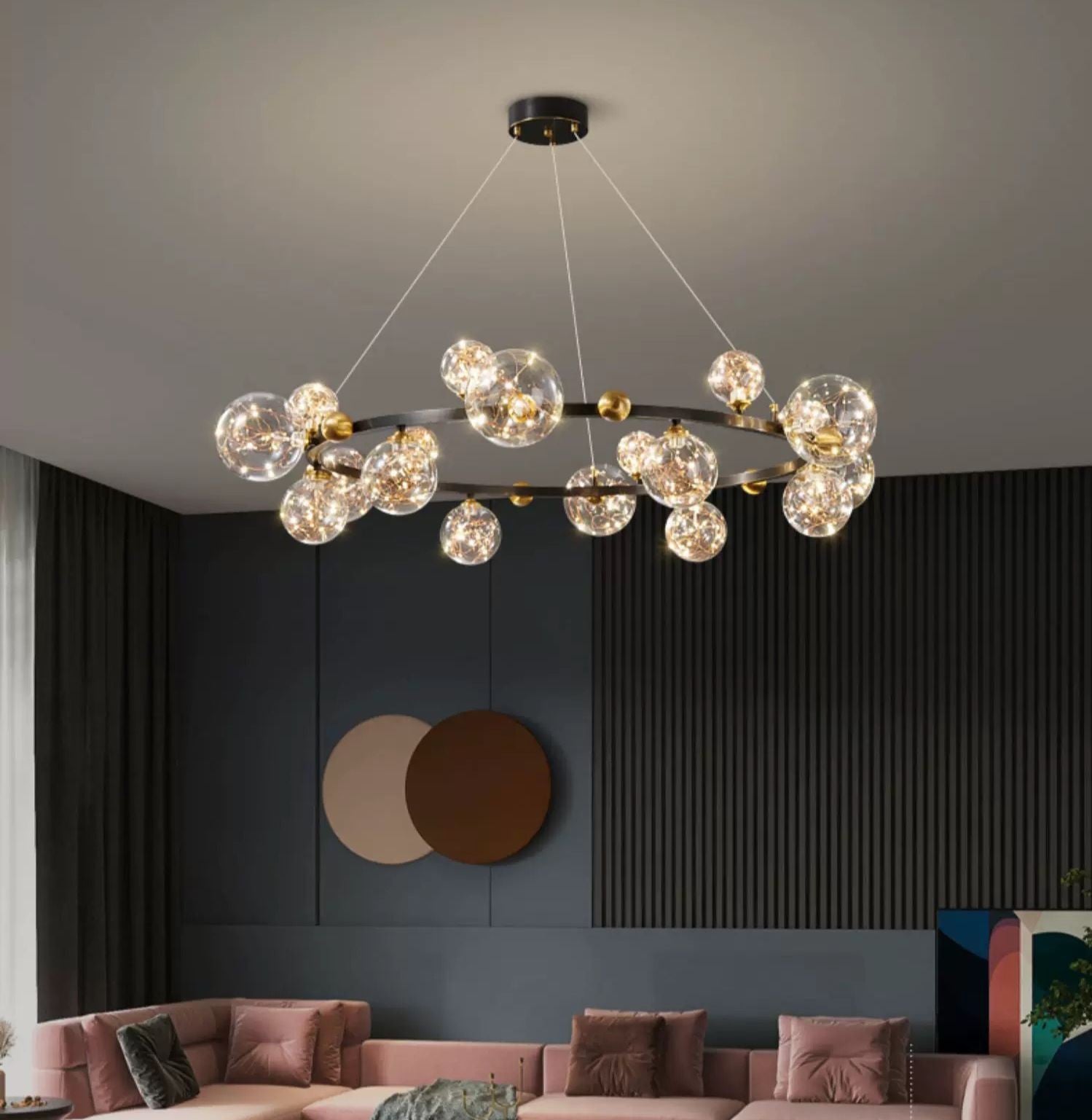 Candelabru inelar LED cu 25 sfere de sticla diametru 105cm, montat in sufragerie moderna cu canapele roz