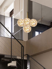 Lustra LED suspendata cu 4 globuri licurici, montaj pe casa scarii cu tavan inalt, atmosfera calda