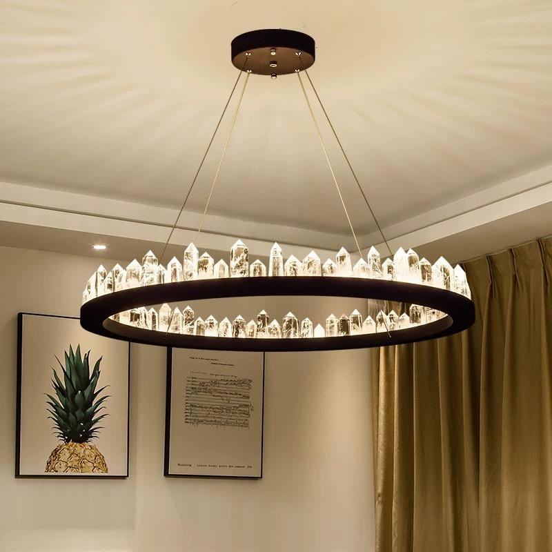 Lustra LED suspendata cu cristale tip coroana, montata in sufragerie, lumina calda ambientala