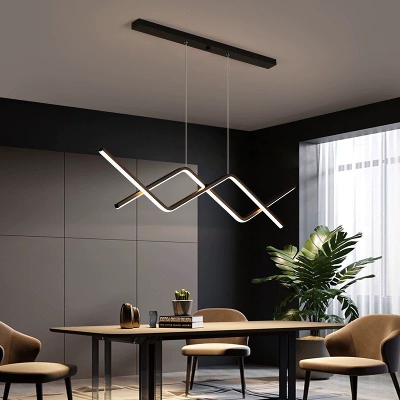 Lustra LED cu linii incrucisate negru mat, suspendata deasupra mesei de conferinta, iluminat modern