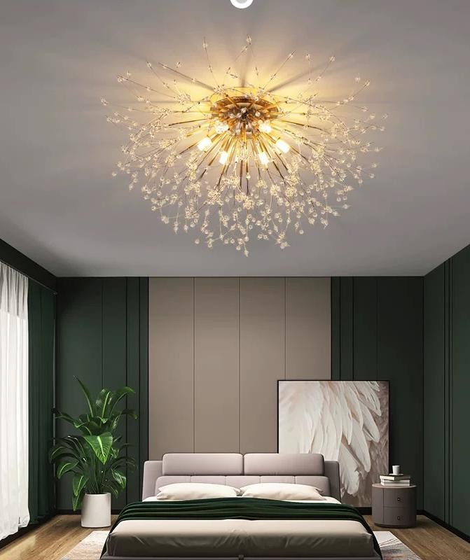 Lustra semi-plafonier cristal acrilic auriu in dormitor cu pereti verzi, efect decorativ