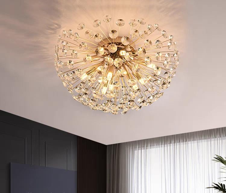 Lustra cristal aurie montata pe plafon in living modern, efect decorativ cu reflexii de lumina pe pereti