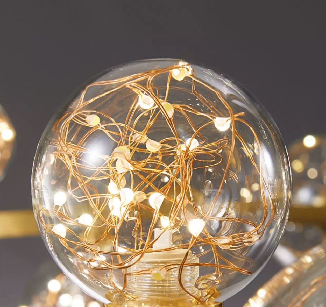 Bec LED glob cu fire de cupru si micro-LED-uri, lumina calda 3000K, efect licurici decorativ