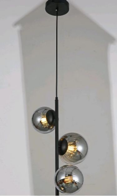 Lustra pe cablu cu 3 globuri din sticla fumurie, soclu E27, design modern, bara verticala neagra mata