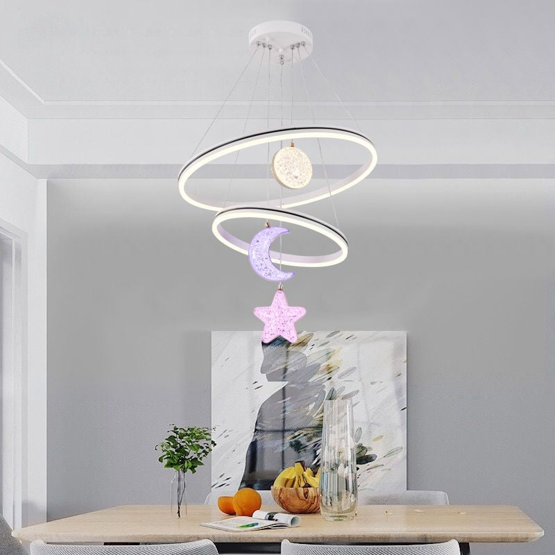 Lustra LED suspendata 160W cu doua inele si pandantive luna, stea, disc cristalin colorat, 3000K-6500K, sufragerie