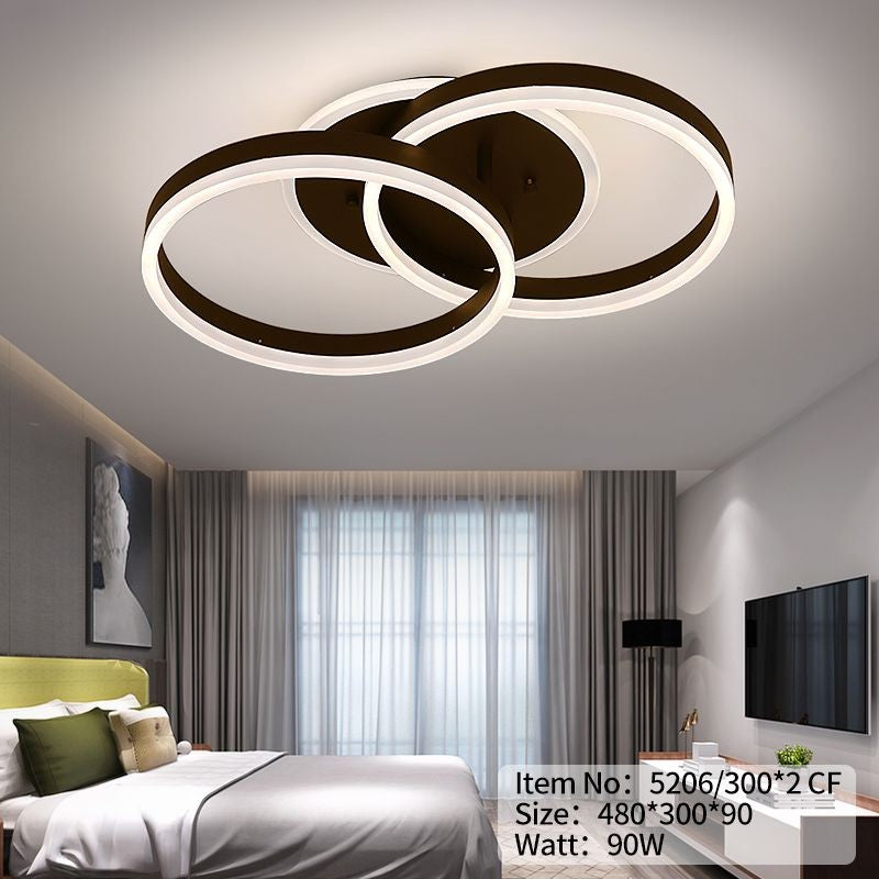 Plafoniera LED cu inele 90W in varianta maro-cafeniu, montata pe tavanul unui dormitor modern