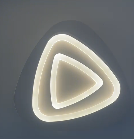 Plafoniera LED triunghiulara cu straturi concentrice, lumina alba calda, vedere de jos