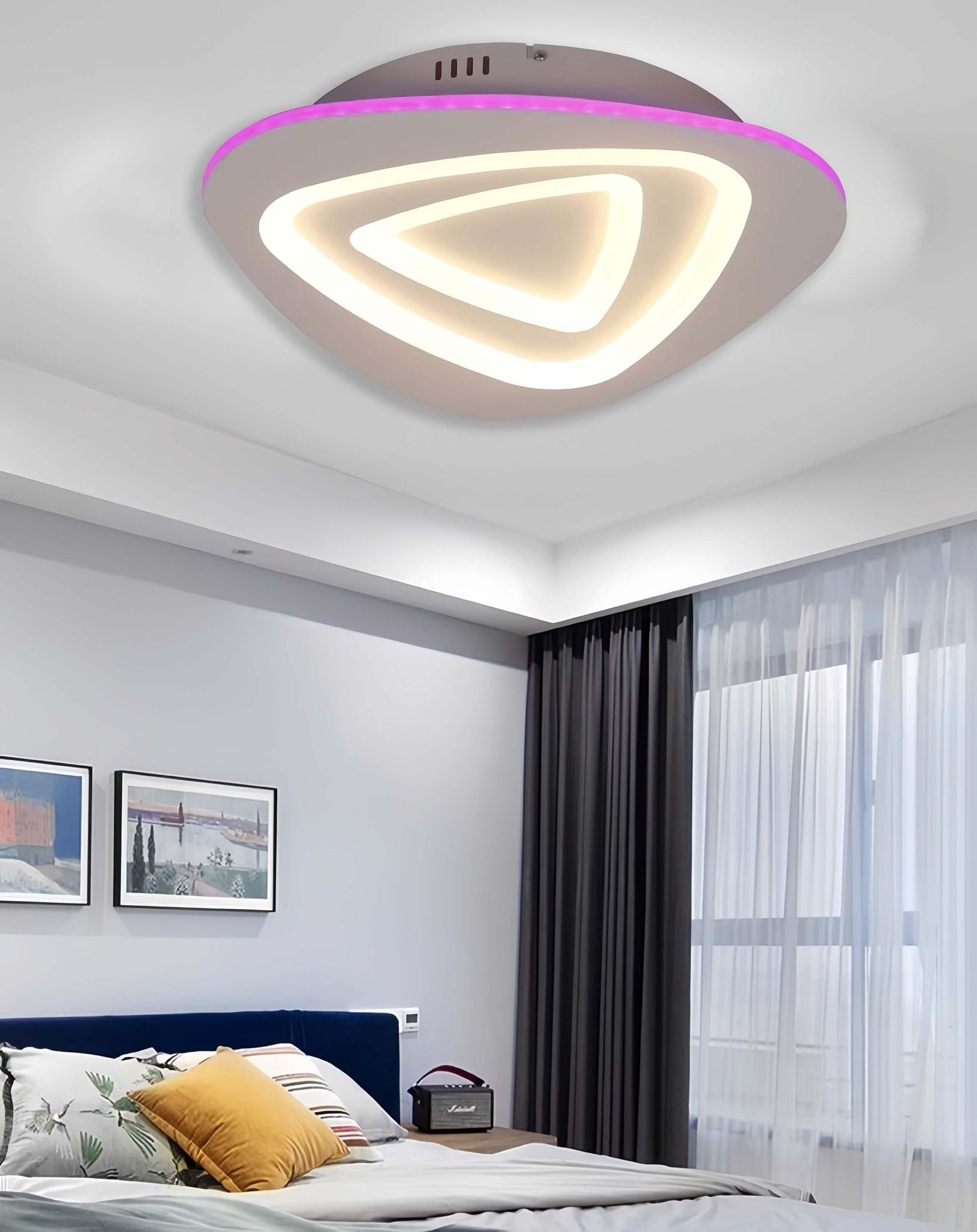 Plafoniera LED RGB 74W triunghi cu telecomanda WiFi, lumina calda/rece/neutra, montata pe tavan in dormitor