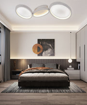 Plafoniera LED 51W cu 3 ovale articulabile, temperatura reglabila 3000K-6500K, montata pe tavan in dormitor modern