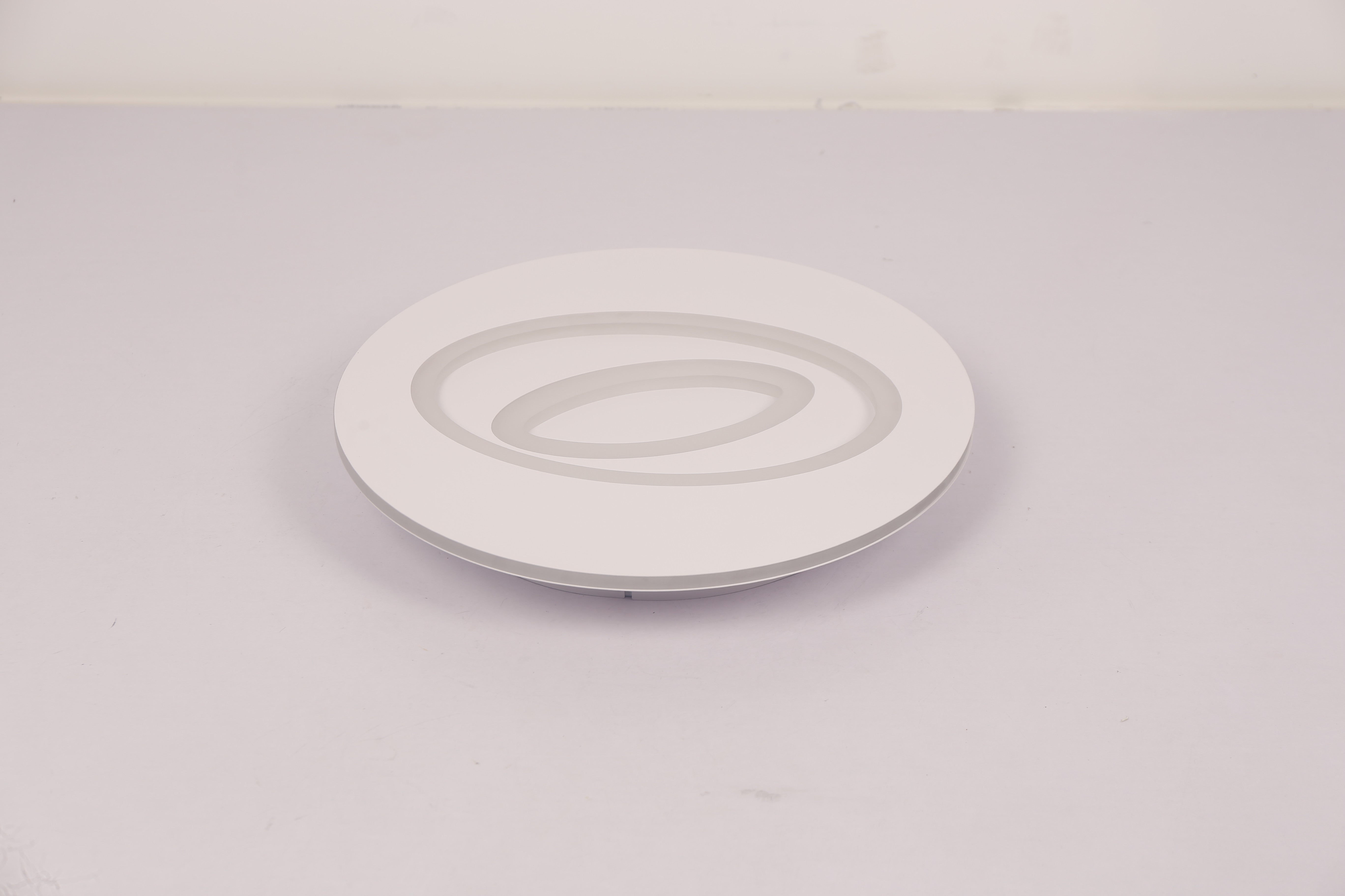 Plafoniera LED rotunda stinsa, design circular stratificat, finisaj alb mat, vedere laterala